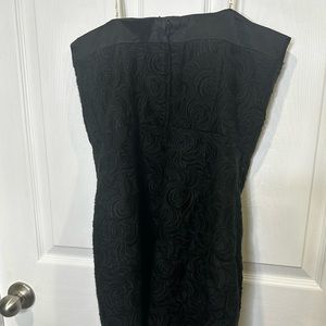 Very pretty black strapless lily pulitzer dress.  There is boning in this dress